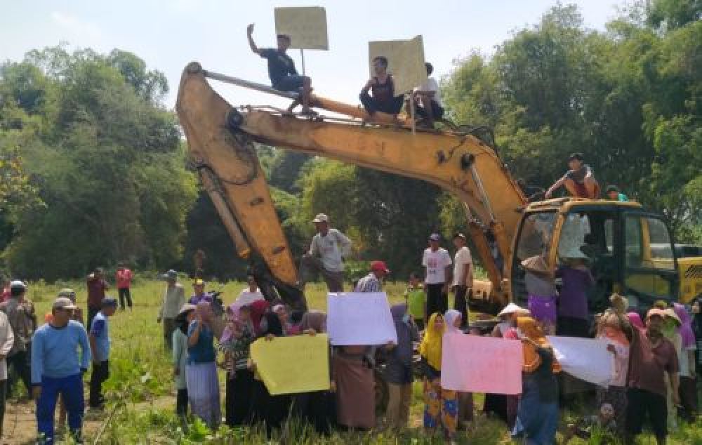 Aksi demo puluhan warga Desa Rejoagung, Kecamatan Ngoro, Kabupaten Jombang. (SP/M. Yusuf) 