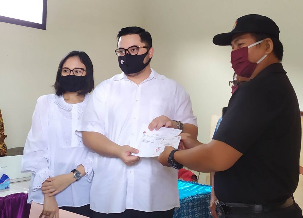 Mas Ditho bersama istrinya mendaftarkan dirinya sebagai pemilih di petugas PPS KPU Kabupaten Kediri agar bisa menyalurkan hak suaranya di Pilkada Bupati Kediri 2020