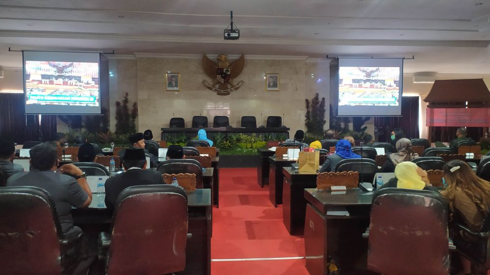 Seluruh anggota DPRD Kota Kediri serta jajaran Forkopimda Kota Kediri mengikuti pidato kenegaraan Presiden RI Joko Widodo di gedung DPRD Kota Kediri