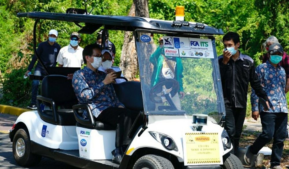 Wali Kota Surabaya Tri Rismaharini bersama Rektor ITS Prof Dr Ir Mochamad Ashari MEng langsung melakukan ujicoba i-Car mengelilingi lapangan Taman Alumni ITS. Senin (17/8). SP/BYTA