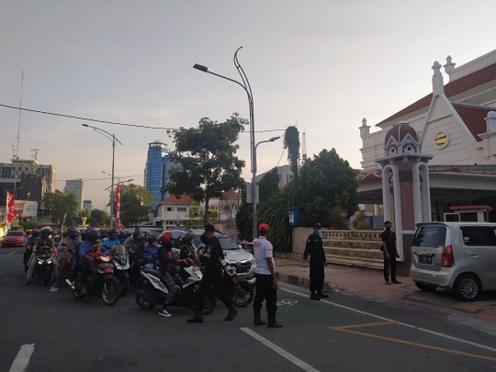 Pengunjung Alun-Alun Kota Surabaya mengantri di pintu masuk . SP/BYTA