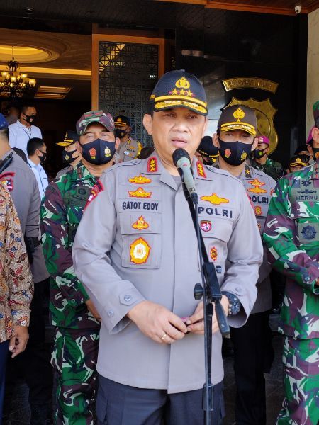 Wakapolri Komjen Pol.Gatot Edy Pramono berkunjung ke Polda Jatim membagi paket dan masker Kamis (3/9/2020)