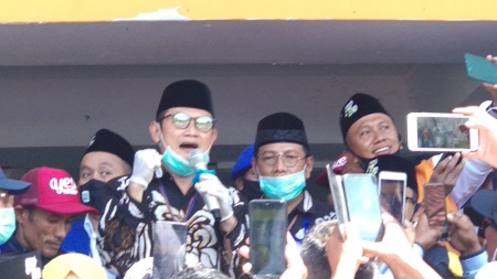 Pasangan Yuhronur Efendi-Abd Rouf usai mendaftar di Kantor KPU Lamongan. SP/ MUHAJIRIN