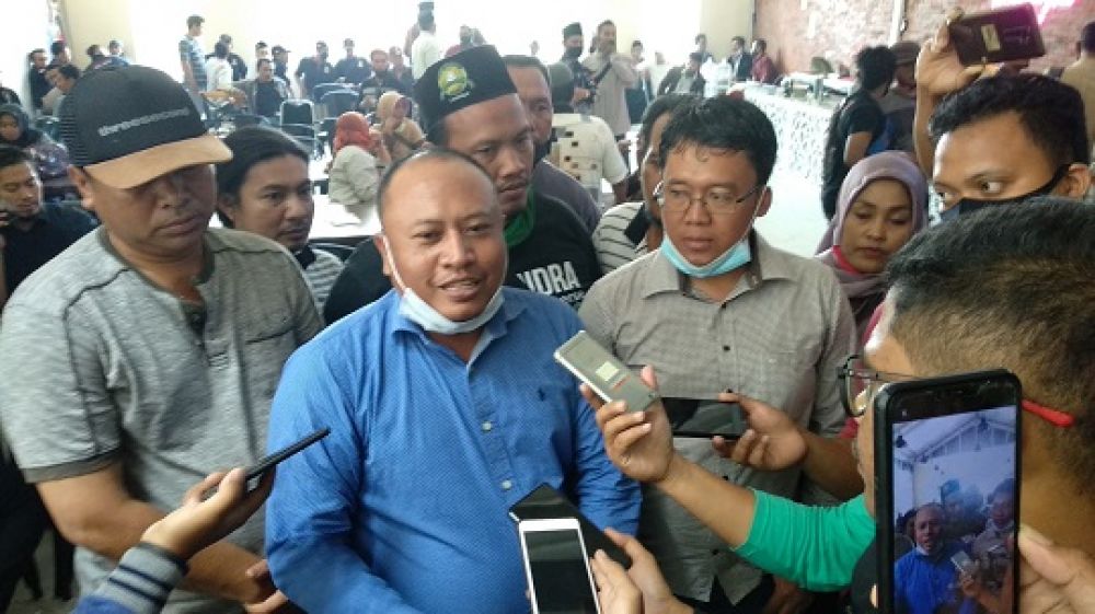 Kaji Sholah saat diwawancarai oleh wartawan usai bertemu dengan relawan Sembodo. SP/MUHAJIRIN KASRUN