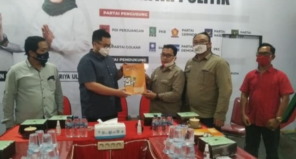 Mas Ditho calon tunggal di Pilkada Bupati Kediri (kiri) menerima surat penetapan dari KPU Kabupaten Kediri di Posko Pemenangan Jalan Airlangga Kabupaten Kediri