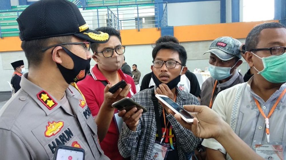 Kapolres Lamongan AKBP Harun saat wawancara dengan wartawan saat pengundian nomor urut Paslon Pilkada. SP/MUHAJIRIN KASRUN