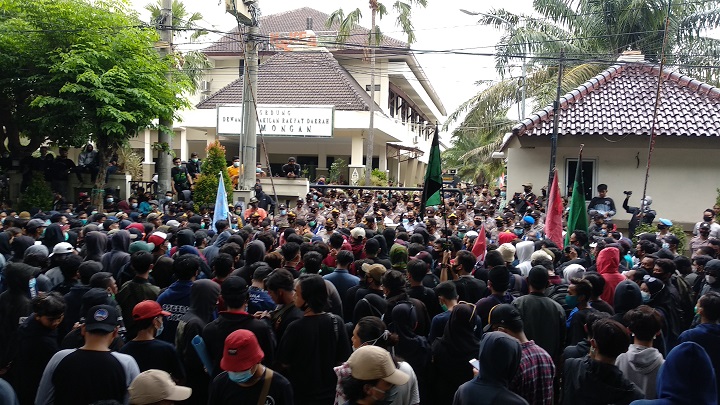 Mahasiswa gabungan berbagai elemen saat melakukan unjuk rasa penolakan UU Cipta Kerja di Lamongan. SP/MUHAJIRIN KASRUN