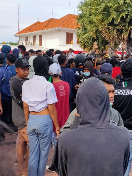 Puluhan pelajar ikut demo omnibus law di Grahadi Kamis (8/10/2020)