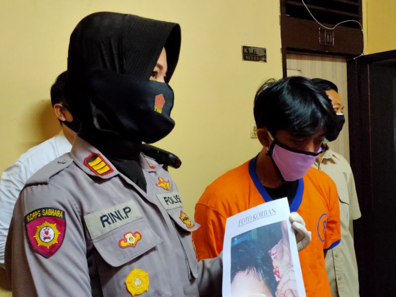 Tersangka penganiayaan diamankan di Polsek Wonokromo Kamis (8/10/2020)