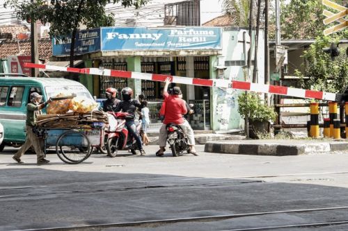 Kurang taatnya pengguna jalan raya pada pelintasan KA akibatkan kecelakaan.