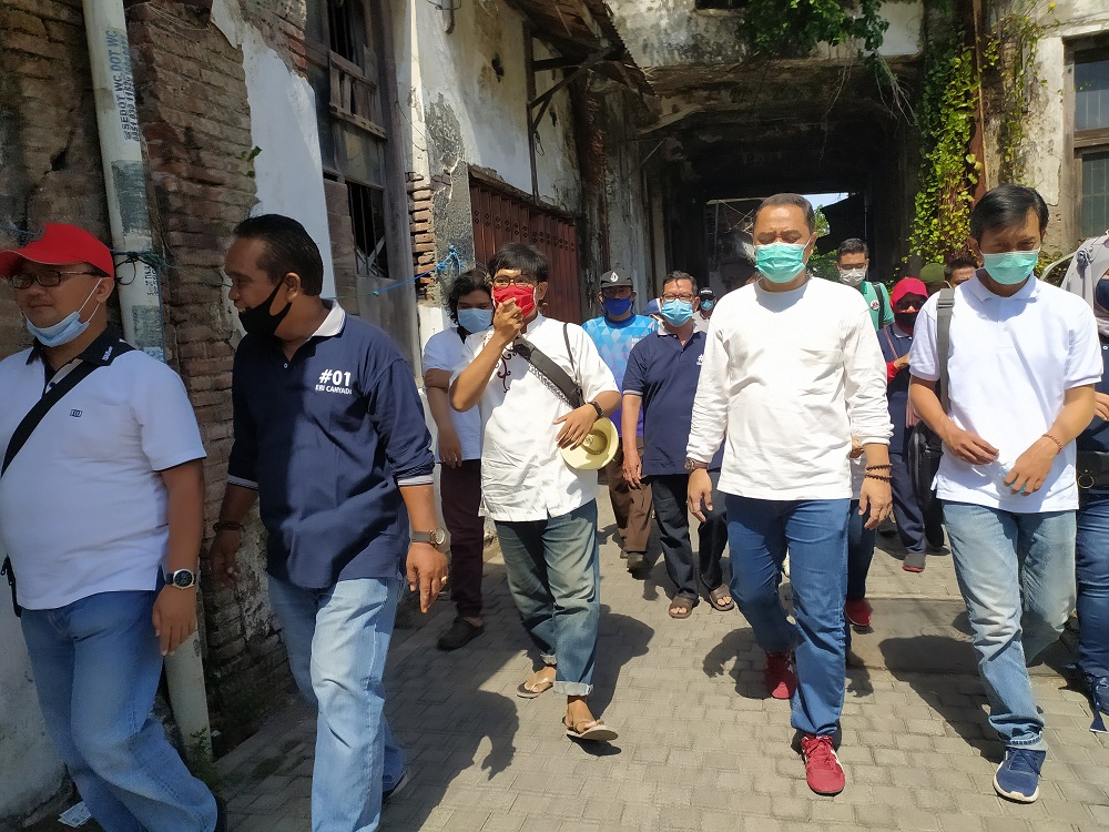 Eri Cahyadi ditemani sang istri, Rini Indriyani melakukan kunjungan atau napak tilas ke kampung lawas pada Minggu (11/10/20).SP/Byta Indrawati.