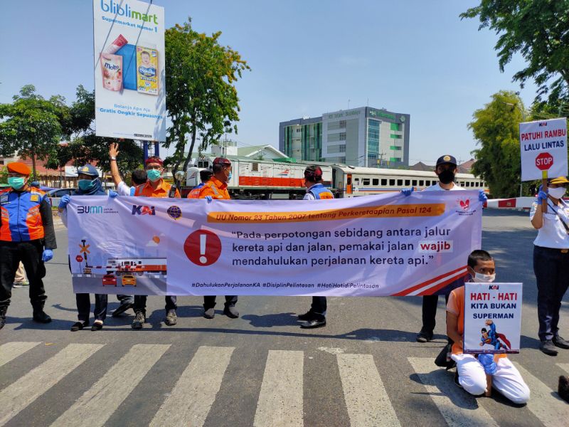 Manager Humas PT KAI Daop 8 Surabaya, Suprapto melakukan sosialisasi keselamatan di perlintasan sebidang jalan Ahmad Yani Rabu (14/10/2020)