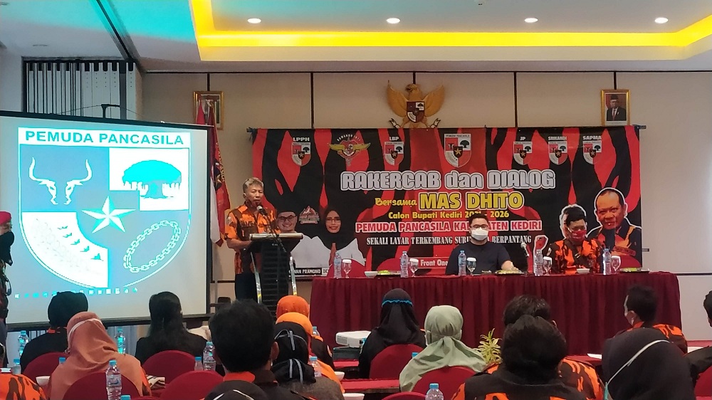 Teks foto: Mas Ditho saat bersama PC Pemuda Pancasila Kabupaten Kediri di Hotel Front One In Kabupaten Kediri