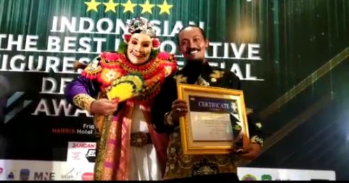 Kades Sekapuk Abdul Halim saat menerima penghargaan Pariwisata di Harris Hotel & Residences Sunset Road Bali. 