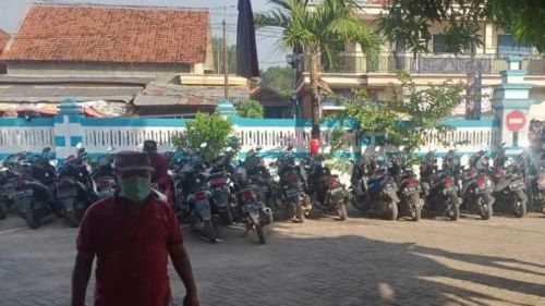 Parkir liar di lokasi Puskesmas Kecamatan Kedudung, kabupaten Sampang, Madura, Jawa Timur.