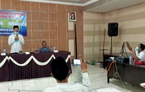 Gus Acing saat menyambut para nelayan di hadapan kelompok HNSI di Kab. Sumenep (ft. Ainur Rahman/SP)
