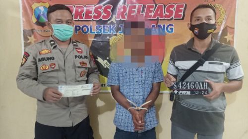 Tersangka pencuri sepeda motor usai jalani pemeriksaan di Polsek Jombang. 