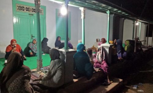 Nyai Mila saat memberikan ceramah Maulid dihadapan kelompok Wanita Tani dan Fatayat di desa Rombiya Barat ( ft. Ainur Rahman/ SP)
