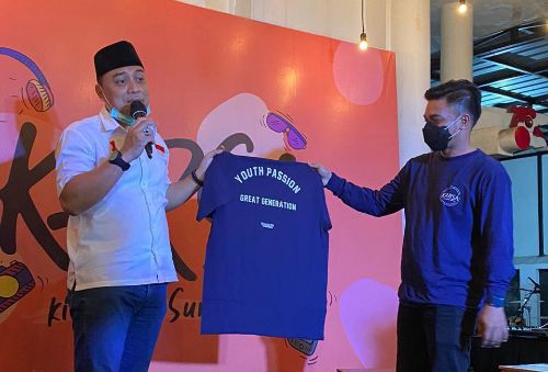 Calon Wali Kota Surabaya Eri Cahyadi 
Saat hadir di acara Un1ted Youth Passion di Jalan Jaksa Agung Suprapto, Surabaya.