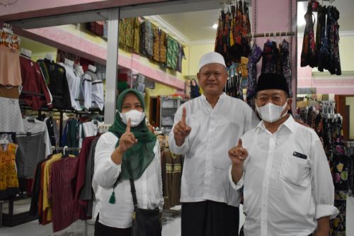 Mbak Ana-De Anwar saat berfoto dengan pedagang di kompleks area wisata religi malam Ibrahim Asmoroqondi.