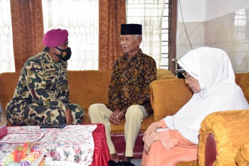 Komandan Resimen Artileri 2 Marinir Kolonel Marinir Aris Budiadi, S.Pi.,M.M., anjangsana ke rumah para pengangkat jenazah pahlawan revolusi dan Warakawuri di Jawa Timur. Jumat (06/11/2020).