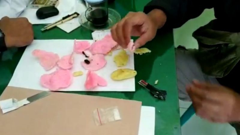 Kerupuk yang ditempeli sabu dan pil dobel diperiksa Petugas Lapas Kelas IIB Jombang. 
