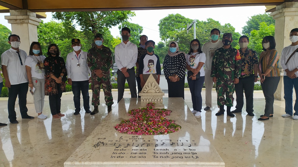 Ziarah ke makam Pahlawan Wr. Soepratman, pada Jumat (20/11/20). SP/BYTA INDRAWATI.