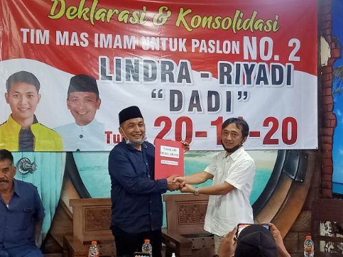 Imam Sholikin saat menyerahkan naskah deklarasi dan dukungannya kepada Paslon nomor urut 2, Lindra-Riyadi.