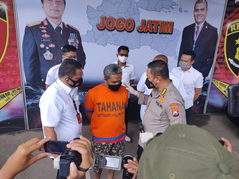 Kabid Humas Polda Jatim Kombes Pol Trunoyudo Wisnu Andhiko didampingi Wadirreskrimum AKBP Nasrun Pasaribu sedang mengintrogasi tersangka penipuan investasi Rabu (25/11/2020)