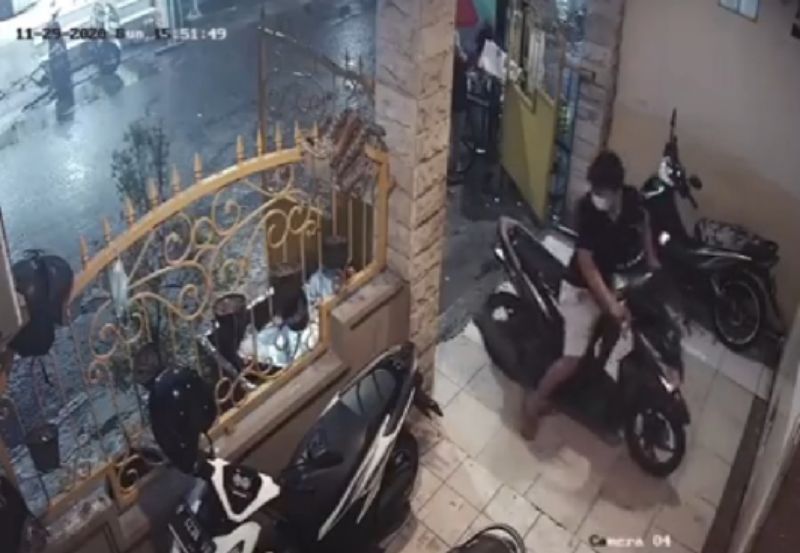 Pelaku berhasil menggasak motor Mio, tapi aksinya terrekam cctv dan dilaporkan ke polisi Senin (30/11/2020)
