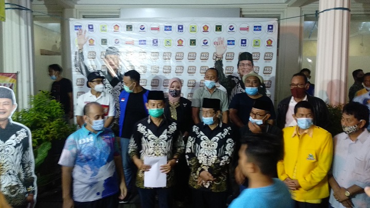 Pasangan Yuhronur Efendi dan KH. Abd Rouf (Yes Bro) bersama ketua dan sekretaris partai politik pengusung saat menyampaikan hasil pilkada yang diungguli sementara oleh pasangan nomor urut 2. SP/MUHAJIRIN KASRUN