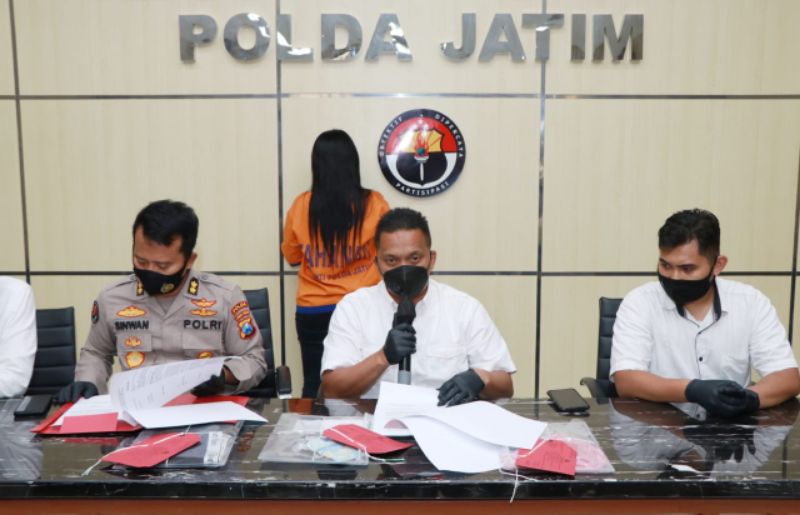 Wadirreskrimum Polda Jatim AKBP Nasrun Pasaribu didampingi Kasubdit Penmas AKBP Sinwan realeas prostitusi di Yayang Cafe dan Resto di Humas Polda Jatim Rabu (16/12/2020)