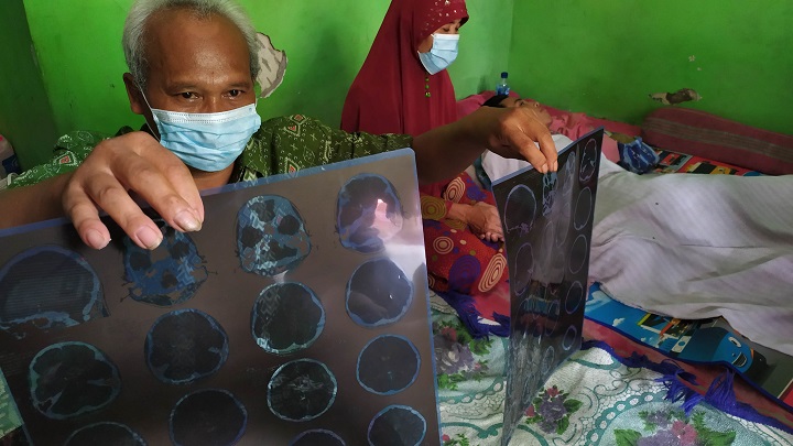 Orangtua Faiz menunjukkan hasil CT scan anaknya. SP/Can