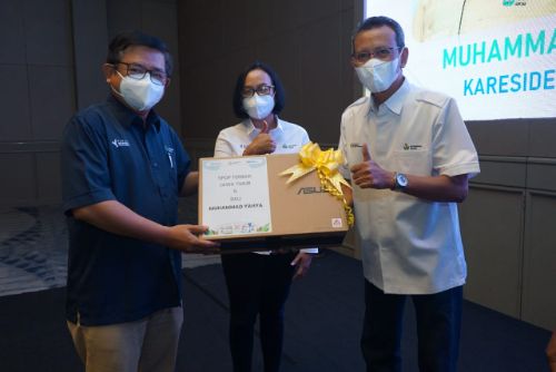 Dirut PG dan DOP PG saat menyerahkan hadiah kepada SPDP terbaik.
