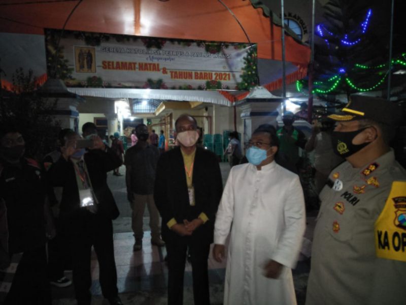 Kapolres Blitar AKBP.Ahmad Fanani lakukan pemantauan di beberapa Gereja, Jumat (25/12) malam 