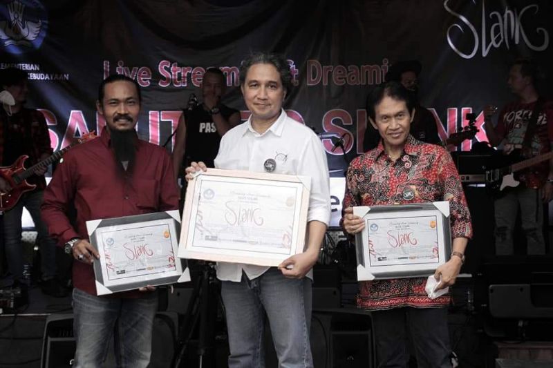 Kades Sekapuk Abdul Halim saat bersama Dirjen Kebudayaan Hilmar Farid di HUT Slank ke-37. 