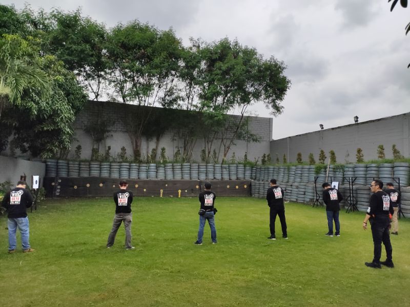 Anggota Jatanras Polda Jatim melakukan latihan menembak di lapangan tembak Mapolda Jatim Jumat (8/1/2021)
