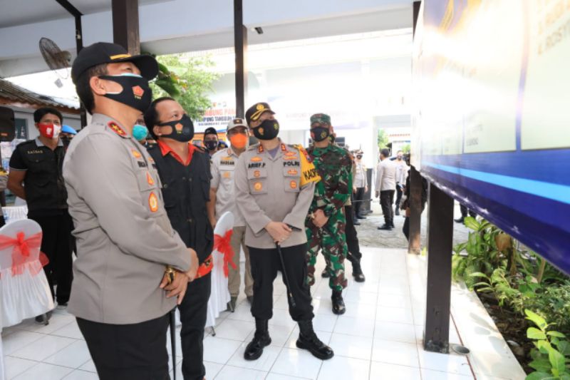 Kapolda Irjen Nico Afinta didampingi Kapolres Gresik AKBP Arief Fitrianto saat berada di Balai Desa Sukorejo.
