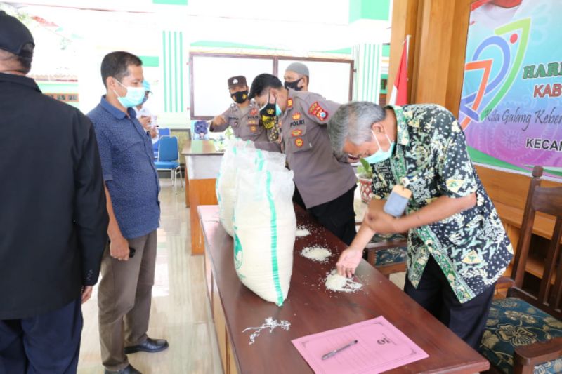 Pemeriksaan beras komoditi BPNT di pendopo kantor kecamatan Rengel.