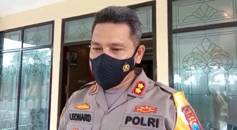 AKBP.Leonard beri keterangan (30/1) di lobi kantornya, saat Kapolres kunjungi TKP. (29/1) Les.