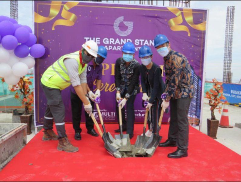 Topping OFF The Grand Stand Apartment di Raya Darmo Permai Selatan No. 90, Surabaya.
