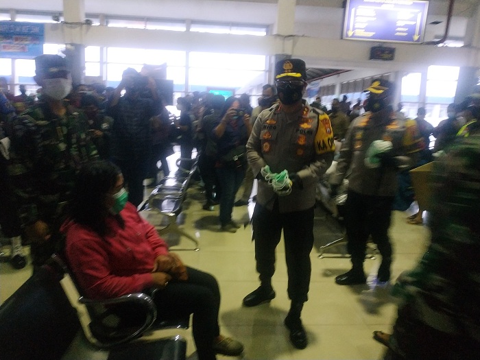 Jajaran forkopimda Jatim bersama PJ Bupati Sidoarjo, Hudiyono melakukan sosialisasi protokol kesehatan (Prokes) di terminal bus Bungurasih, Sidoarjo.Kamis (4/2/2021).SP/ SUGENG