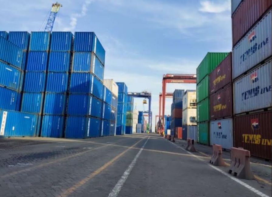 Caption: Aktivitas bongkar muat arus barang di terminal Berlian. SP/Sem