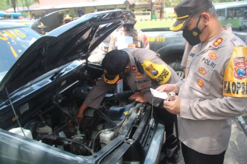 Kapolres Blitar AKBP.Leonard lakukan pemeriksaan baik Ranmor,baik Roda 4  maupun Roda 2. di halaman Polres Blitar.