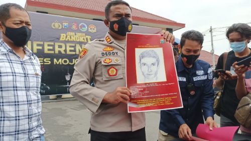 Kapolresta Mojokerto, AKBP Deddy Supriadi saat menunjukkan sketsa wajah pelaku.