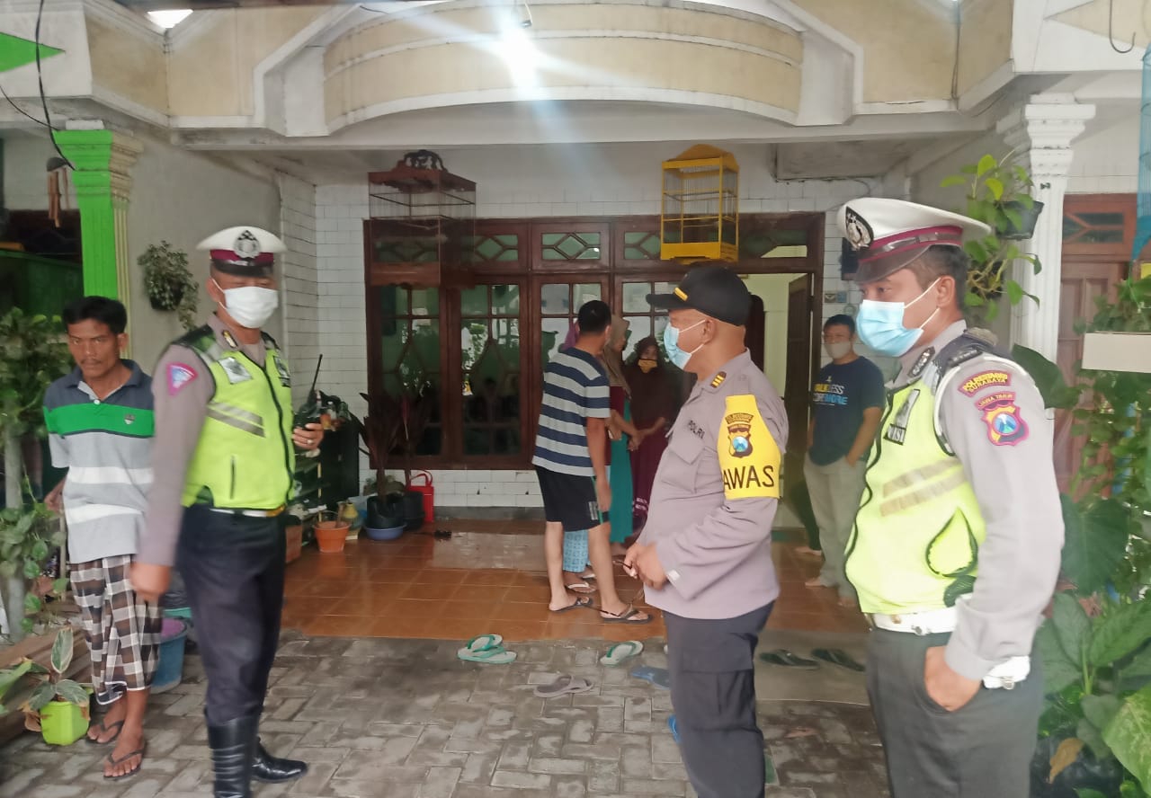 Petugas Polsek Lakarsantri saat melakukan olah TKP di rumah korban.