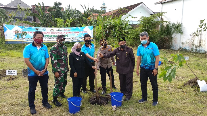 Bupati bersama Wabup, Dandim, Kapolres, Ketua PWI Jatim dan Lamongan menanam pohon di Lapangan Gajah Mada. SP/MUHAJIRIN KASRUN