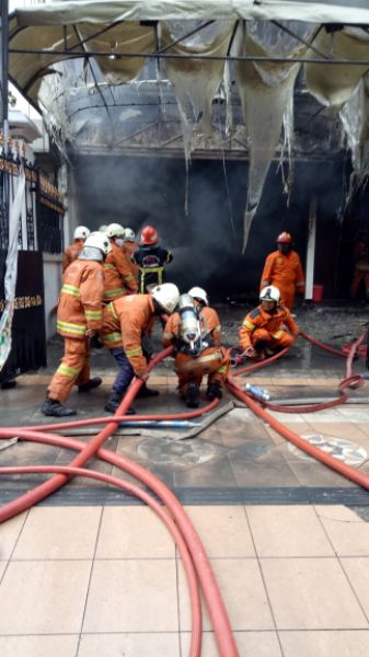 Rumah dekat toko Hokky terbakar, dalam peristiwa ini dua korban alami luka bakar,Senin (15/2/2021)