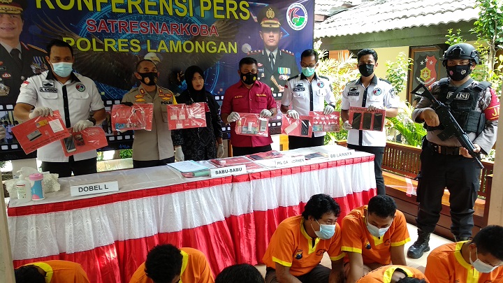 Kapolres bersama Kasat Narkoba dan Kasubag Humas saat menunjukan barang bukti narkoba. SP/MUHAJIRIN
