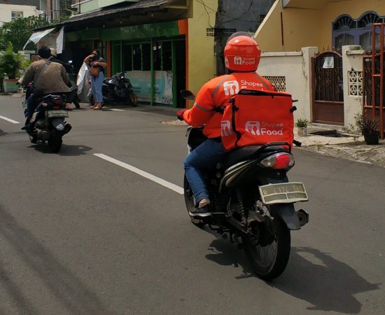 Kurir Shopee saat antar kiriman